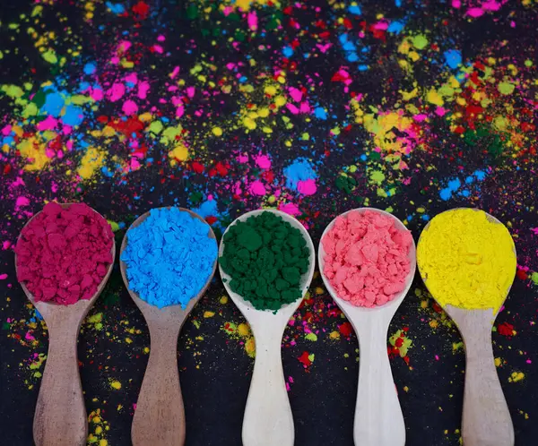 Holi Festivali Renkleri Canlı Arkaplanda Tahta Kaşıklar ile Görünür
