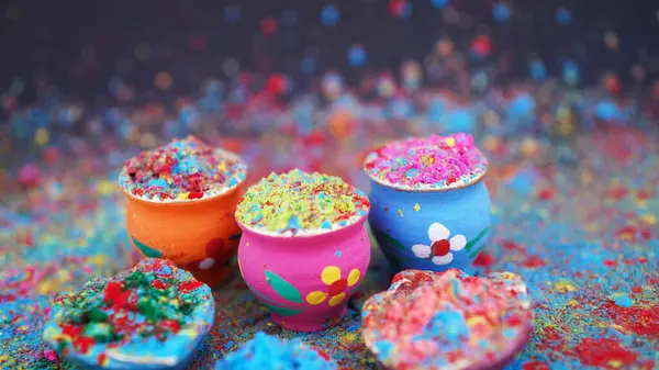 Canlı bir şenlik arkaplan ile dekore edilmiş kaplarda Holi Renkleri