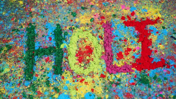 Neşe ve Beraberliği Kutlayan Renkli Toz Damlalarıyla Canlı Holi Festivali Sanatı                