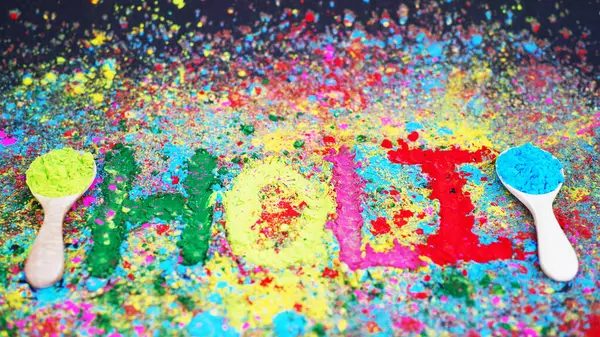 Neşe ve Beraberliği Kutlayan Renkli Toz Damlalarıyla Canlı Holi Festivali Sanatı                