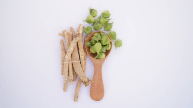 Ashwagandha Kuru Kök Şifalı Bitki ve Taze Yapraklar, Withania Somnifera, Ashwagandha, Indian Ginseng, Poison Gooseberry, veya Winter Cherry olarak da bilinir..