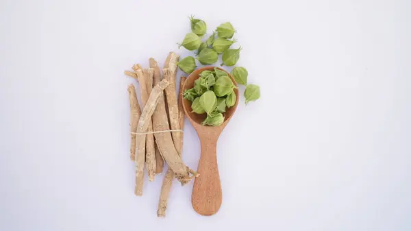 Ashwagandha Kuru Kök Şifalı Bitki ve Taze Yapraklar, Withania Somnifera, Ashwagandha, Indian Ginseng, Poison Gooseberry, veya Winter Cherry olarak da bilinir..