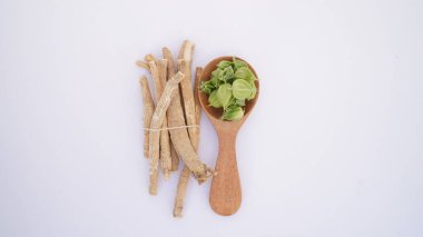 Ashwagandha Kuru Kök Şifalı Bitki ve Taze Yapraklar, Withania Somnifera, Ashwagandha, Indian Ginseng, Poison Gooseberry, veya Winter Cherry olarak da bilinir..