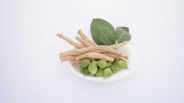 Ashwagandha Kuru Kök Şifalı Bitki ve Taze Yapraklar, Withania Somnifera, Ashwagandha, Indian Ginseng, Poison Gooseberry, veya Winter Cherry olarak da bilinir..