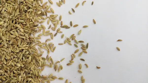 Beyaz arka planda, rezene tohumları