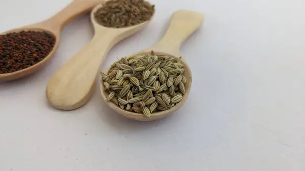 Çeşitli baharatlar içeren tahta kaşıklar.