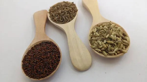 Çeşitli baharatlar içeren tahta kaşıklar.