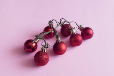 Çeri domates dalında kırmızı noel hediyeleri. Bir yıl arkaplan fikri.