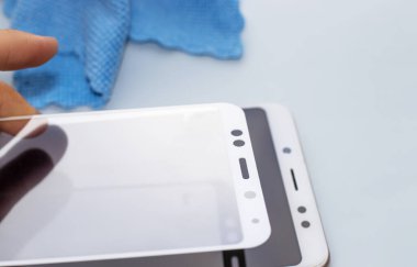 Bakım ve akıllı telefonları tamir etmek. Birçok sertleştirilmiş cam ekran koruyucu ve cep telefonu konseptin yerini alır. Mobil ekran koruyucusu, tamir kiti. Koruyucu kapak filmi kurulumu
