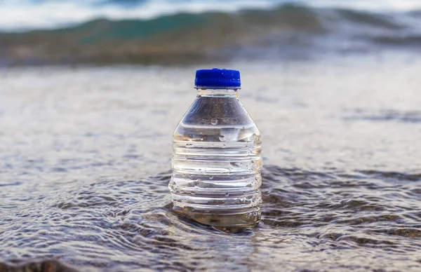 Kiezelstenen Piramide Elkaar Fles Met Drinkwater Grote Rots Strand Zee — Stockfoto