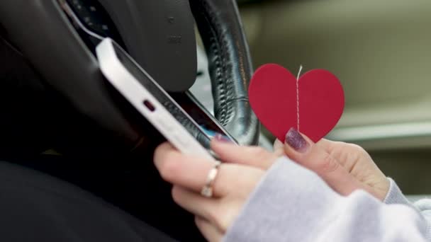 Молода Дівчина Сидить Водійському Сидінні Сучасний Автомобіль Внутрішнього Друку Повідомлення — стокове відео