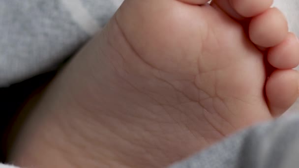 Baby Fötter Filt Söt Barn Med Schampo Dusch Gel Flaska — Stockvideo