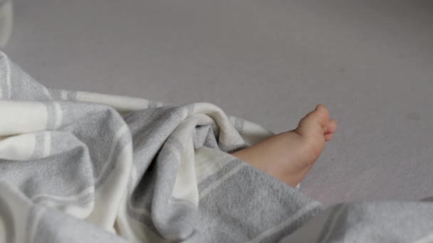 Bebê Pés Dedo Sob Cobertor Bonito Criança Com Shampoo Chuveiro — Vídeo de Stock