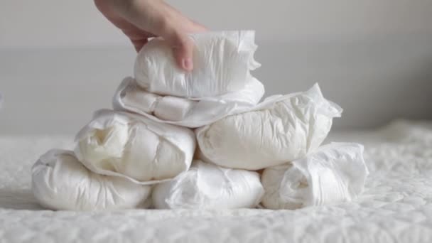Viele Schmutzige Volle Babywindeln Auf Dem Boden Bett Oder Blauen — Stockvideo