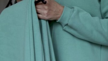 Kadın bir takım elbise giyiyor kısa pantolon ya da beyaz t-shirt giyiyor. Gardırobu açıyor, iç çamaşırları dağıtıyor. Üst raftan bazı giysiler sürüklüyor. 