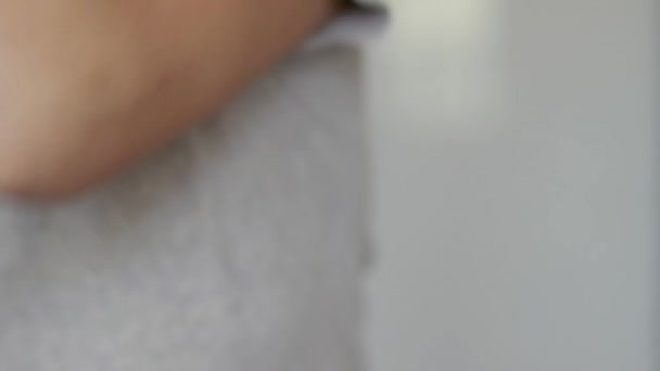 Улыбающаяся Миллениалка Использует Современную Вращающуюся Щетку Укладки Волос Термическое Керамическое — стоковое видео