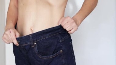 Kadın bir takım elbise giyiyor kısa pantolon ya da beyaz t-shirt giyiyor. Gardırobu açıyor, iç çamaşırları dağıtıyor. Üst raftan bazı giysiler sürüklüyor. 