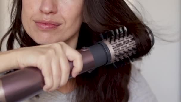 Sourire Millénariste Jeune Femme Utilisant Une Brosse Cheveux Rotative Moderne — Video
