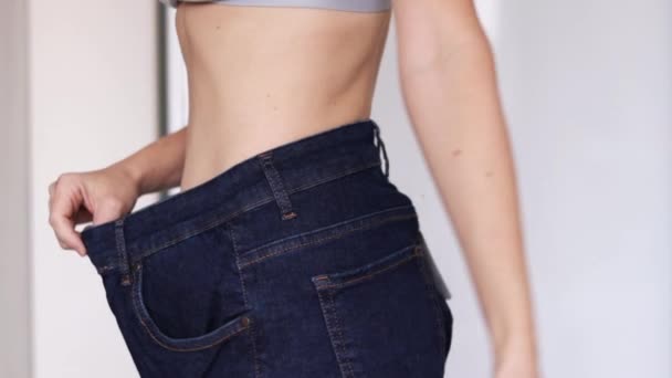 Vrouw Het Aantrekken Van Sommige Kleding Sport Pak Jeans Broek — Stockvideo