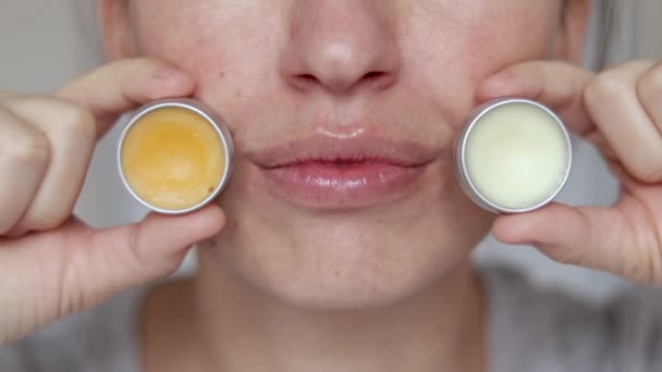 Kobieta Stosująca Balsam Ust Lub Peeling Naturalnych Składników Pół Dolnej — Wideo stockowe