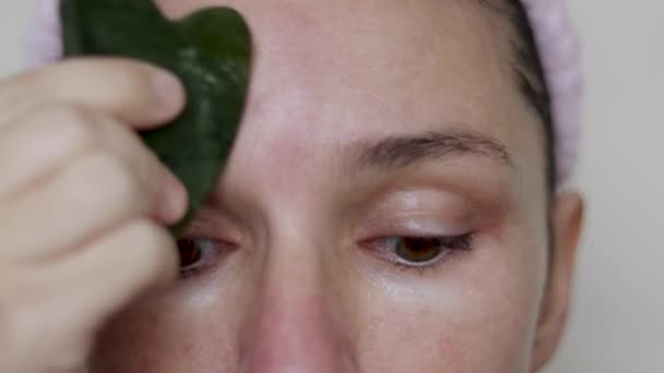 Mujer Uso Silicona Vacío Taza Facial Dedo Mano Para Cara — Vídeo de stock