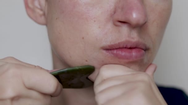 Mujer Uso Silicona Vacío Taza Facial Dedo Mano Para Cara — Vídeo de stock