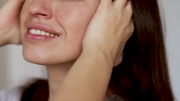 Усміхнена Молода Жінка Тисячоліття Використовуючи Сучасну Щітку Обертання Волосся Укладання — стокове відео