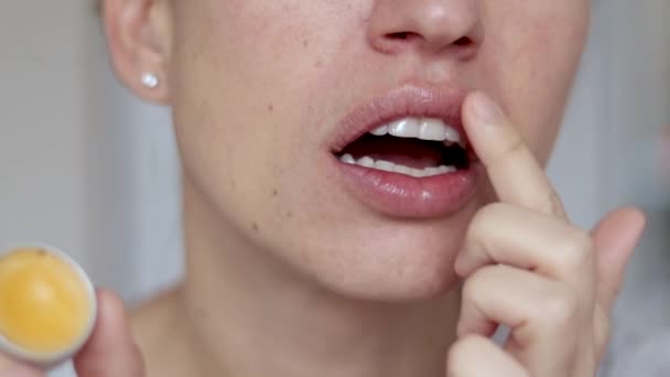 Kvinna Applicera Läpparna Balsam Eller Skrubba Från Naturliga Ingredienser Halv — Stockvideo