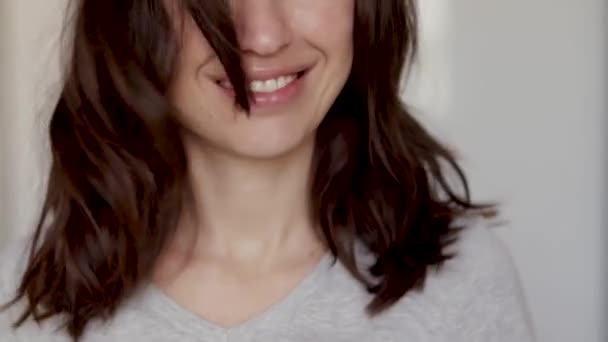 Hymyilevä Tuhatvuotinen Nuori Nainen Käyttäen Modernia Rotatiivinen Hiusharja Styling Hair — kuvapankkivideo