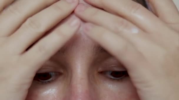 여성들은 실리콘 사용하거나 손으로 손가락을 사용하여 얼굴에 마사지를 합니다 여성들은 — 비디오