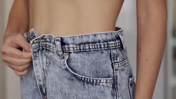 Vrouw Het Aantrekken Van Sommige Kleding Sport Pak Jeans Broek — Stockvideo