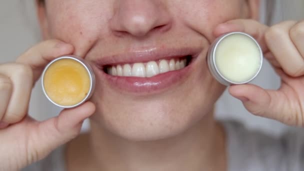 Kobieta Stosująca Balsam Ust Lub Peeling Naturalnych Składników Pół Dolnej — Wideo stockowe