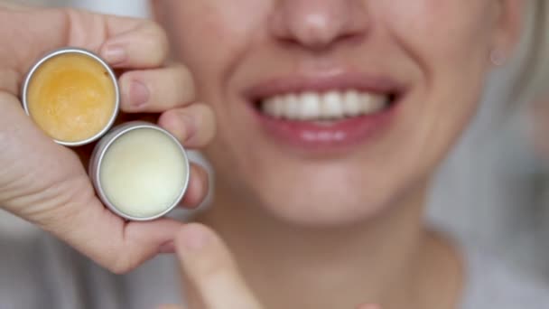 Frau Anwendung Auf Lippen Balsam Oder Peeling Aus Natürlichen Zutaten — Stockvideo