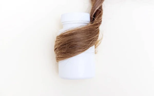 Pielęgnacja Włosów Leczenie Concept Hair Nici Izolowane Wielu Tabletek Tabletek — Zdjęcie stockowe