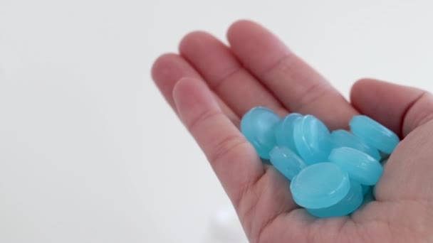 Bonbons Bleus Pour Les Pastilles Traitement Mal Gorge Dans Main — Video