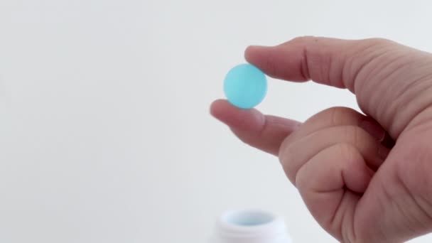 Niebieskie Cukierki Leczenia Bólu Gardła Pastylki Ręce Kobiety Lub Umieszczenie — Wideo stockowe