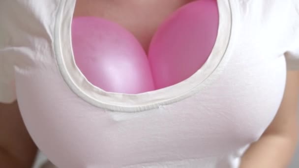 Wanita Memegang Dua Balon Ungu Merah Muda Saat Menari Payudara — Stok Video