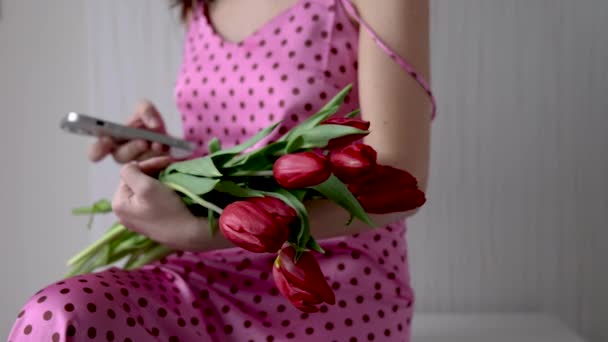 Delicate Vrouw Met Tulpen Bloemen Glimlachen Streelt Handen Nek Buik — Stockvideo
