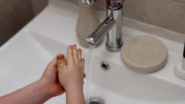 男孩儿在浴室里用电洗牙 看着镜子 可爱的学龄前儿童用天然的生物有机肥皂日历提取物洗手 — 图库视频影像