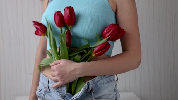 Delicada Mujer Con Tulipanes Flores Sonrientes Caricias Manos Cuello Vientre — Vídeo de stock