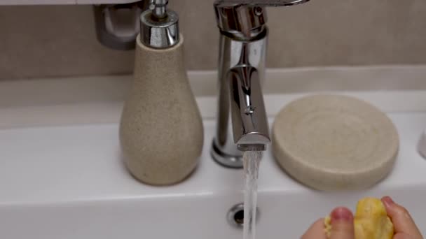 Anak Mencuci Gigi Dengan Listrik Kamar Mandi Mencari Cermin Dan — Stok Video