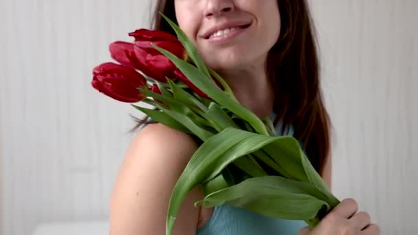 Zarte Frau Mit Tulpen Blumen Lächelnd Streichelt Hände Hals Bauch — Stockvideo