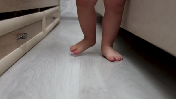 Kojenecké Nohy Bosé Nohy Těle Složení Stupnice Měření Hmotnosti Domácí — Stock video