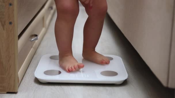Baby Benen Blootsvoets Voeten Lichaamssamenstelling Schaal Meten Gewicht Thuis Interieur — Stockvideo