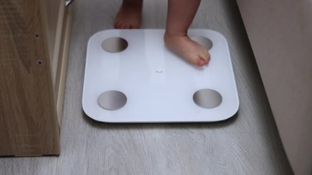 Pernas Bebê Pés Descalços Escala Composição Corporal Medir Peso Casa — Vídeo de Stock