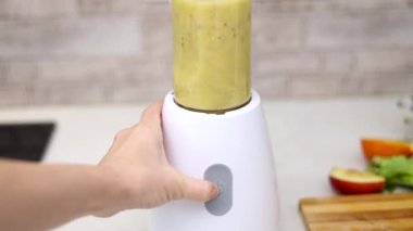 İnce kadın, mutfakta kereviz elmalı kivi ve mandalina meyvesinden sağlıklı meyve suyu içiyor. Milenyum dişisi blender düğmesine basıyor, içiyor ya da göbeğinin önünde fincanla oturuyor.
