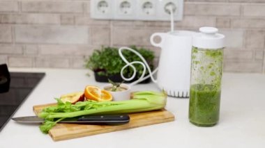 İnce kadın, mutfakta kereviz elmalı kivi ve mandalina meyvesinden sağlıklı meyve suyu içiyor. Milenyum dişisi blender düğmesine basıyor, içiyor ya da göbeğinin önünde fincanla oturuyor.