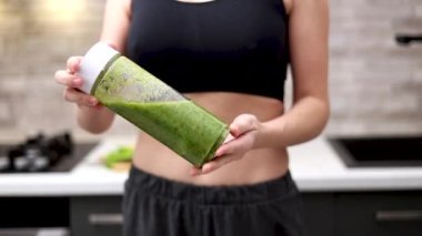 İnce kadın, mutfakta kereviz elmalı kivi ve mandalina meyvesinden sağlıklı meyve suyu içiyor. Milenyum dişisi blender düğmesine basıyor, içiyor ya da göbeğinin önünde fincanla oturuyor.