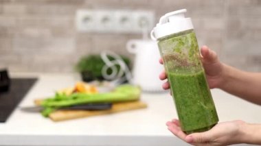 İnce kadın, mutfakta kereviz elmalı kivi ve mandalina meyvesinden sağlıklı meyve suyu içiyor. Milenyum dişisi blender düğmesine basıyor, içiyor ya da göbeğinin önünde fincanla oturuyor.