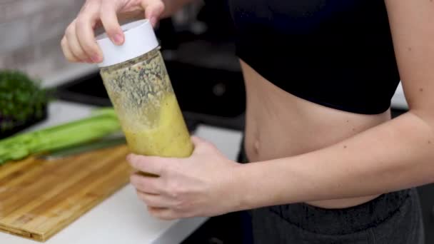 Λεπτή Γυναίκα Κάνει Υγιή Smoothie Στην Κουζίνα Από Σέλινο Μήλο — Αρχείο Βίντεο